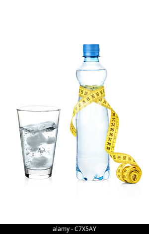 Ein gelber Maßband um eine Flasche und Glas Wasser gewickelt Stockfoto