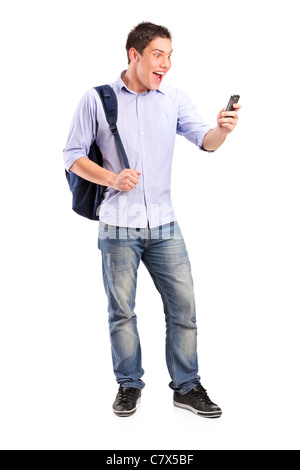In voller Länge Portrait eines lächelnden jungen Mannes Blick auf ein Handy Stockfoto