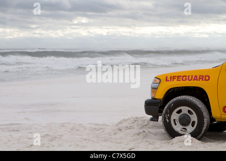 Rettungsschwimmer LKW parkt am Strand als tropischer Sturm erzeugt Wellen an Land kommen, um Schwimmer über die gefährliche Brandung zu warnen. Stockfoto