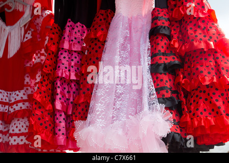 Gipsy Flamenco Tänzerin Kostüme in einer Zeile rosa und roten Farben mit Flecken Stockfoto