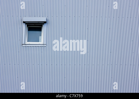 gebogene Panel Details aus einem Industriegebäude Stockfoto