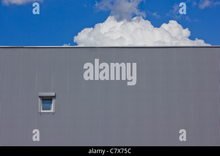 gebogene Panel Details aus einem Industriegebäude Stockfoto