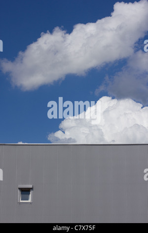 gebogene Panel Details aus einem Industriegebäude Stockfoto