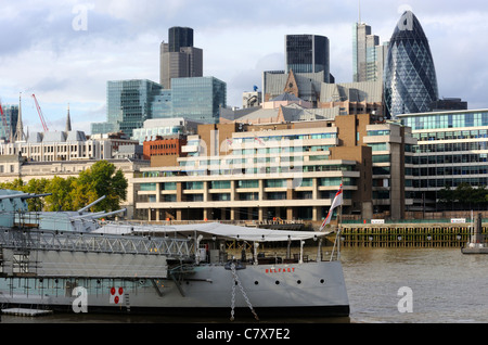 Das Kriegsschiff HMS Belfast in Tower Bridge über die Themse in London festgemacht Stockfoto