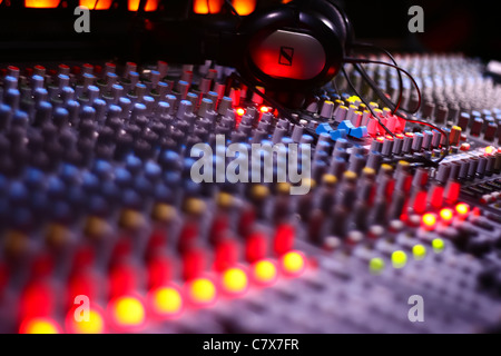 flachen Dof Blick auf einen Mixer-Schreibtisch Stockfoto