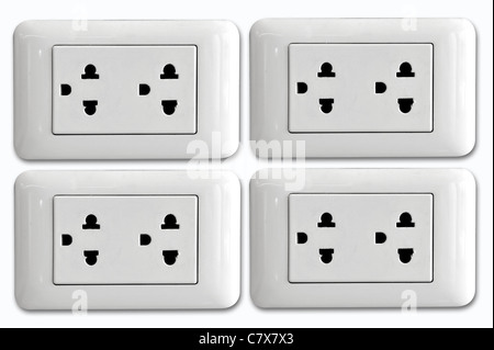 Doppelte elektrische Steckdose und einzigen Stecker eingeschaltet, weißen Hintergrund. Stockfoto