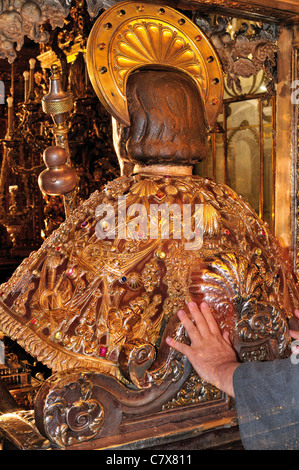 Spanien, Jakobsweg: Traditionelle Touch des Apostels Jakob in den Hauptaltar der Kathedrale von Santiago de Compostela Stockfoto
