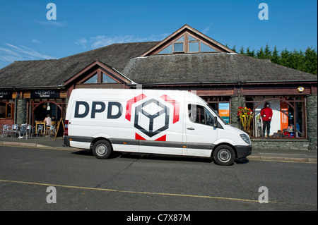 DPD Paket-Lieferwagen vor einem Geschäft in der Stadt Hawkshead in Cumbria, England Stockfoto