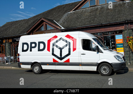 DPD Paket-Lieferwagen vor einem Geschäft in der Stadt Hawkshead in Cumbria, England Stockfoto