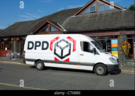 DPD Paket-Lieferwagen vor einem Geschäft in der Stadt Hawkshead in Cumbria, England Stockfoto