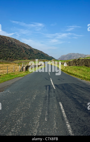 Blick entlang einer Straße durch den Kirkstone Pass in der Nähe von Ullswater im Lake District, Cumbria, England Stockfoto