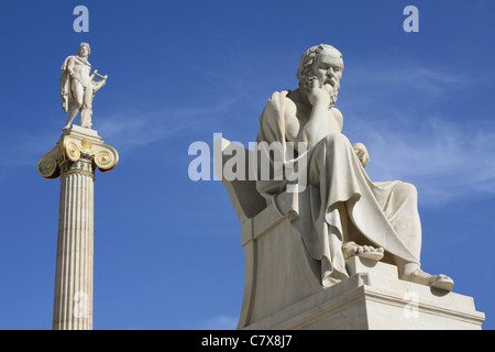 Statuen von Sokrates und Apollo außerhalb der Akademie von Athen, Griechenland Stockfoto