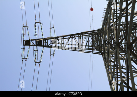 Detail des Strommastes gegen blauen Himmel Stockfoto