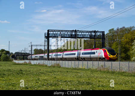 Ein Jungfrau-Zug class 390 Pendolino vorbei Slindon, Mühle Meece, Staffordshire. 3. Mai 2011 Stockfoto