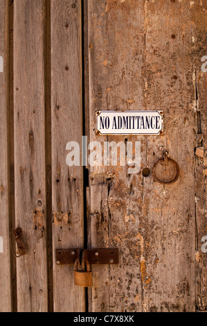 Grunge No Eintritt Zeichen auf alte Holztür verschlossen mit Vorhängeschloss in Mdina, Malta Stockfoto