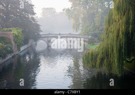 Clare Brücke Cambridge University, am Fluss Cam früh an einem nebligen Morgen in stimmungsvolles Licht. Stockfoto