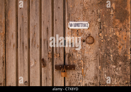 Grunge No Eintritt Zeichen auf alte Holztür verschlossen mit Vorhängeschloss in Mdina, Malta Stockfoto