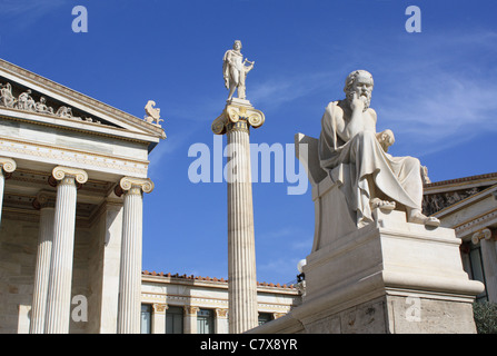 Statuen der Antike griechische Philosoph Sokrates und Gott Apollo außerhalb der Akademie von Athen, Griechenland. Stockfoto