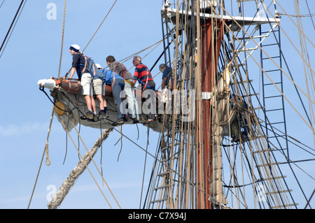 Matrosen furling Segel Segeln Schiff Stavros. Betrieben durch den Großseglern Youth Trust Stockfoto