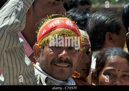Close-up Mann mit Stirnband, Queueing, Tempel bei Kaila Devi Rajasthan Indien zu besuchen Stockfoto