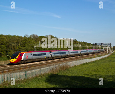 Ein Jungfrau-Zug class 390 Pendolino vorbei Slindon, Mühle Meece, Staffordshire. 3. Mai 2011 Stockfoto