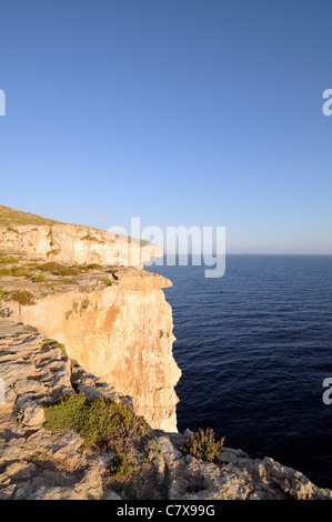 Die Klippen von Mtahleb mit Insel Filfla am Horizont, Malta. Stockfoto