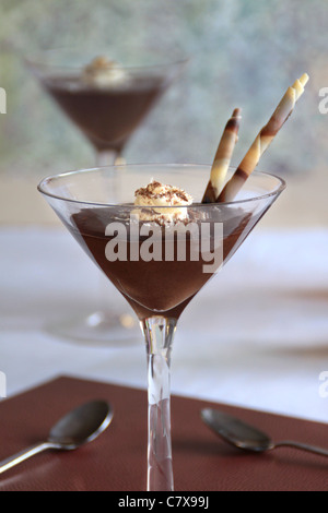 Zwei große, elegante Dessert Gläser im Mund Schokoladenmousse mit einer in den Vordergrund fokussiert Schmelzen, perfekt für Blogs, Werbung, Leitartikel Stockfoto