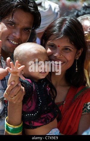 Eltern mit Baby Amoung Pilger Queueing, Tempel bei Kaila Devi Rajasthan Indien zu besuchen Stockfoto