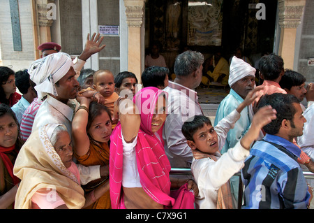 Pilger-Warteschlangen, Tempel bei Kaila Devi Rajasthan Indien zu besuchen Stockfoto