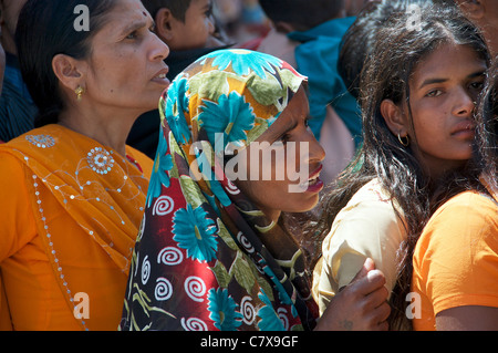 Pilger-Warteschlangen, Tempel bei Kaila Devi Rajasthan Indien zu besuchen Stockfoto