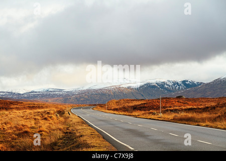 Rannoch Moor mit schneebedeckter Black Mount in der Ferne, Blick nach Südosten auf der A82 Trunk Road, Highland Region, Schottland, Vereinigtes Königreich Stockfoto