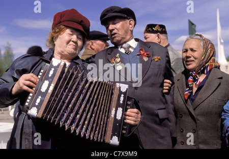 Veteranen des zweiten Weltkriegs singen Lieder am Feiertag des Sieges (9. Mai) Stockfoto