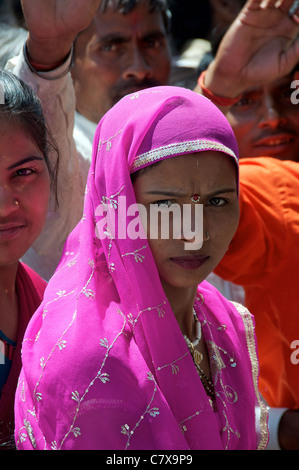Frau in lila Sari Amoung Pilger Queueing, Tempel bei Kaila Devi Rajasthan Indien zu besuchen Stockfoto