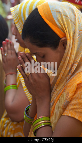 Frauen beten bei Kaila Devi Tempel Rajasthan Indien Stockfoto