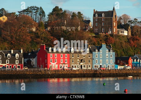 Farbenfrohe Häuser am Tobermory Kai spiegeln sich im noch immer am Hafen gelegenen Wasser in Tobermory Bay, Isle of Mull, Argyll and Bute, Schottland, Großbritannien Stockfoto