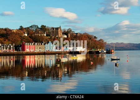 Farbenfrohe Häuser am Tobermory Kai spiegeln sich im noch immer am Hafen gelegenen Wasser in Tobermory Bay, Isle of Mull, Argyll and Bute, Schottland, Großbritannien Stockfoto