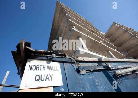 Verlassen die Räumlichkeiten des geplanten neuen Hauptsitzes der Anglo Irish Bank am Spencer Dock, Dublin, Irland. Foto: Jeff Gilbert Stockfoto