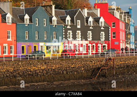 Farbenfrohe Häuser am Tobermory Kai mit Blick auf den Hafen und die Tobermory Bucht, sle von Mull, Argyll und Bute, Schottland, Vereinigtes Königreich Stockfoto