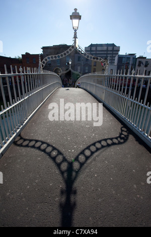 Ha Penny Bridge mit Blick auf niedrigere Ormond Quay Central Dublin Irland. Stockfoto
