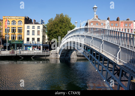 Ha Penny Bridge mit Blick auf niedrigere Ormond Quay Central Dublin Irland. Stockfoto