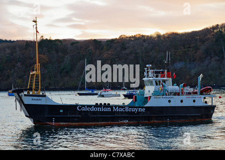 Fähre von Tobermory nach Kilchoan, Fähre von Caledonian MacBrayne Raasay, Tobermory Bay, Isle of Mull, Argyll and Bute, Schottland, Vereinigtes Königreich Stockfoto