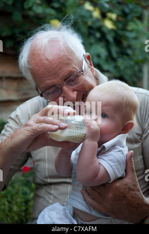 Großeltern, die eine aktive Rolle in ihrer Enkel Erziehung, England, Vereinigtes Königreich Stockfoto