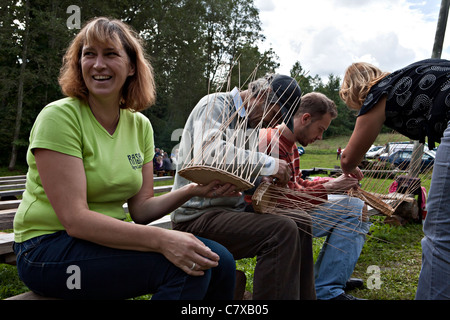 Korb Flechten oder Korbmacherei Prozess in Lielupes Ikskile Bereich Lettland Stockfoto