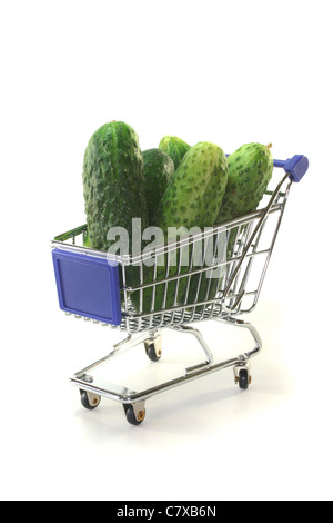 Gurken in einem Einkaufswagen auf einem weißen Hintergrund Stockfoto