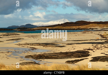 Sanna Bay, Isle of Muck und die schneebedeckte Isle of Rum in der Ferne, Portuaik bis Sanna Coastal Walk, Ardnamurchan, Schottland, Vereinigtes Königreich Stockfoto