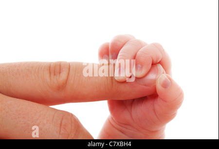 Baby hält Müttern Finger isoliert auf weißem Hintergrund Stockfoto