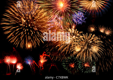 Feuerwerk aus mehreren Farben platzen vor schwarzem Hintergrund Stockfoto