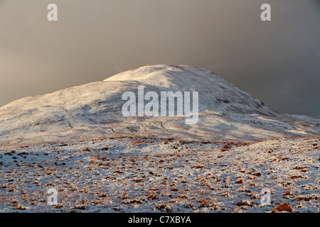 Schneebedeckte Winterszene auf Beinn Na h-Urchrach mit Ben HiAnt dahinter, Ardnamurchan, Highland Region, Schottland, Vereinigtes Königreich Stockfoto