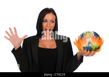 Geschäftsfrau hält die Erde in Brand als Metapher für die globale Erwärmung Stockfoto