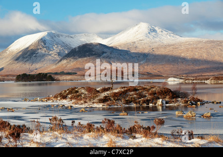 Rannoch Moor im Winter, Loch Nah-Ahlaise (Lochan Na H Achlaise) Black Mount in Background, Highland Region, Schottland, Großbritannien Stockfoto